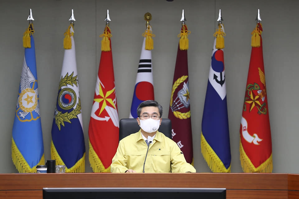 서욱 국방부 장관이 14일 서울 용산구 국방부에서 열린 코로나19 대응 긴급 주요지휘관 회의를 주재하고 있다. 