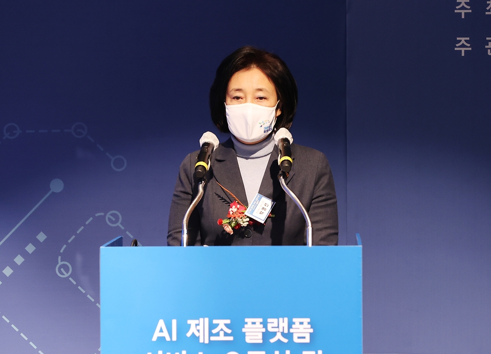 박영선 중소벤처기업부 장관이 14일 대전 유성구 카이스트에서 열린 인공지능 제조 플랫폼(KAMP·Korea AI Manufacturing Platform) 서비스 포털 오픈식에서 축사하고 있다.