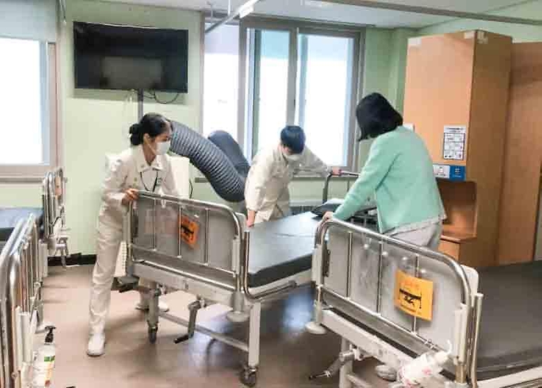 국군대전병원 간호장교들과 장병들이 14일 국가감염병 전담병원 기능전환을 위한 음압 격리병동을 준비하고있다.
