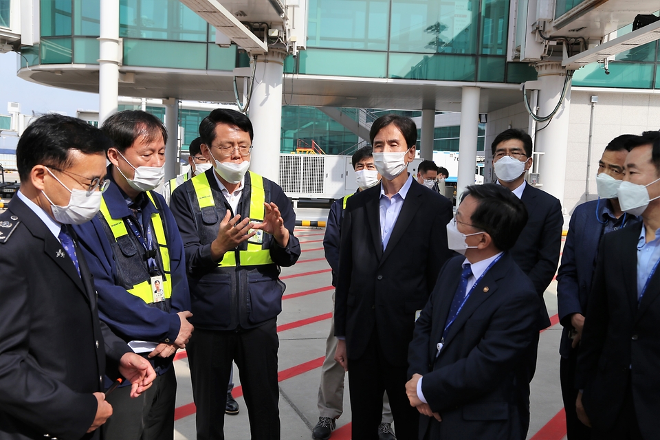 <p>노석환 관세청장은 9월 29일, 추석 성수품으로 수입이 크게 증가한 인천공항 화물터미널을 방문해 명절 대비 특별통관지원 상황을 점검하고 24시간 비상근무 중인 세관직원들을 격려했습니다.</p>
<p><br></p>
<p>노석환 관세청장은 "코로나19로 어려움이 큰 국민과 기업들을 위해 신선 농수축산물 등 명절 성수품과 긴급 조달 원재료들이 신속하게 통관될 수 있도록 24시간 통관지원 체계를 차질없이 운영해 달라"고 당부했습니다.</p>
<p><br></p>
<p>이어 운휴 여객기에서 화물기로 전환된 비행기를 이용, 반도체&middot;의료기기 등을 수출하는 현장을 찾아 항공업계 지원현황을 살폈습니다.</p>
<p><br></p>
<p>그리고 "기업의 어려움을 청취하고 적극행정에 기반한 제도개선을 추진한 결과, 항공업계를 비롯한 수출입기업에 많은 도움을 줄 수 있었다"면서 "내수위축&middot;수출감소 등으로 깊어진 수출입기업의 시름을 덜어줄 수 있도록 지속적인 노력을 기울일 것"이라고 말했습니다.</p>