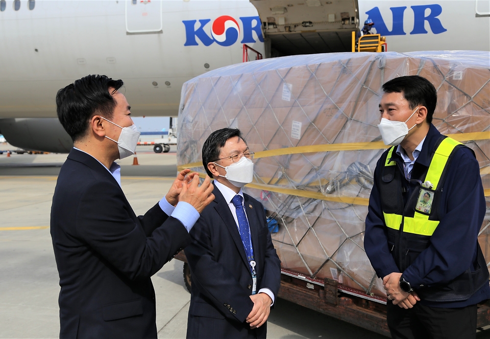 <p>노석환 관세청장은 9월 29일, 추석 성수품으로 수입이 크게 증가한 인천공항 화물터미널을 방문해 명절 대비 특별통관지원 상황을 점검하고 24시간 비상근무 중인 세관직원들을 격려했습니다.</p>
<p><br></p>
<p>노석환 관세청장은 "코로나19로 어려움이 큰 국민과 기업들을 위해 신선 농수축산물 등 명절 성수품과 긴급 조달 원재료들이 신속하게 통관될 수 있도록 24시간 통관지원 체계를 차질없이 운영해 달라"고 당부했습니다.</p>
<p><br></p>
<p>이어 운휴 여객기에서 화물기로 전환된 비행기를 이용, 반도체&middot;의료기기 등을 수출하는 현장을 찾아 항공업계 지원현황을 살폈습니다.</p>
<p><br></p>
<p>그리고 "기업의 어려움을 청취하고 적극행정에 기반한 제도개선을 추진한 결과, 항공업계를 비롯한 수출입기업에 많은 도움을 줄 수 있었다"면서 "내수위축&middot;수출감소 등으로 깊어진 수출입기업의 시름을 덜어줄 수 있도록 지속적인 노력을 기울일 것"이라고 말했습니다.</p>