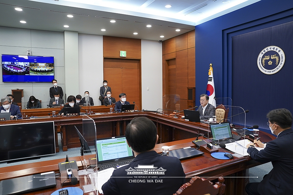 문재인 대통령이 29일 청와대 여민관에서 열린 제63회 국무회의를 주재하고 있다. 