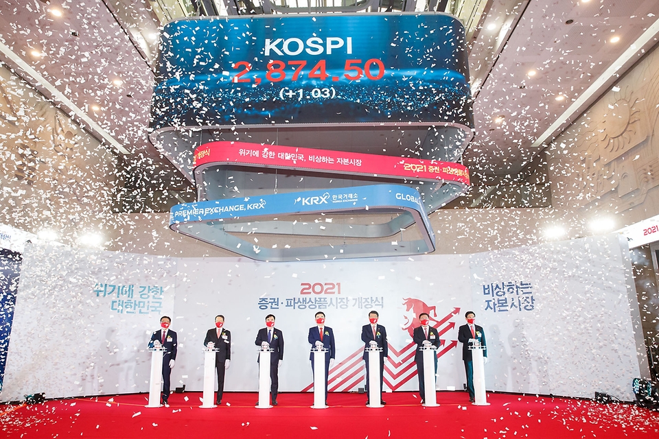 은성수 금융위원장은 1월 4일 여의도 한국거래소에서 열린 증권·파생상품 시장 개장식에 참석했다.