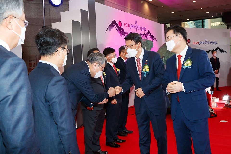 은성수 금융위원장과 손병두 한국거래소 이사장이 참석자들과 신년인사를 하고 있다.
