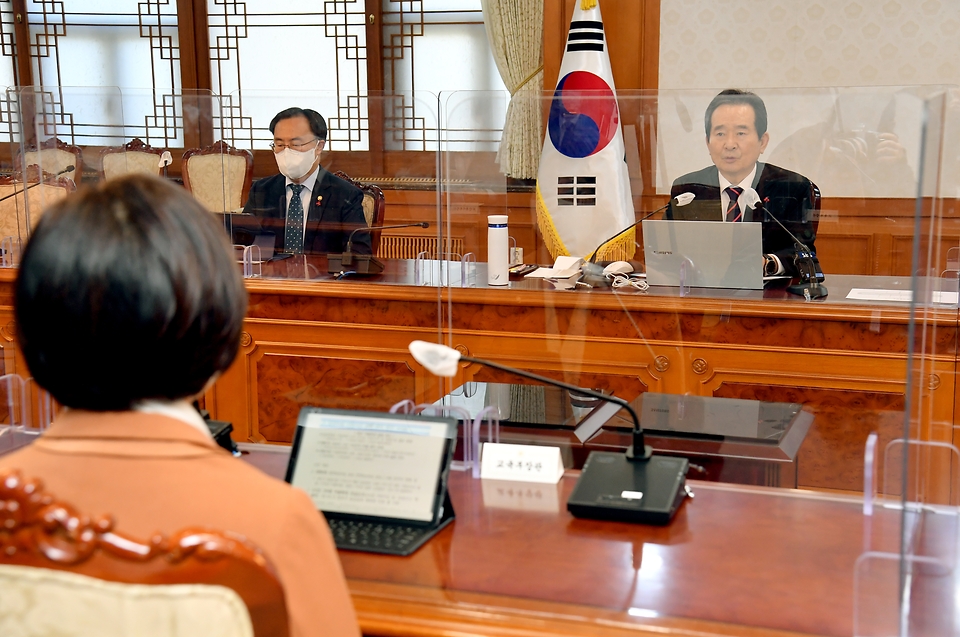 정세균 국무총리가 5일 정부서울청사 집무실에서 부모의 학대로 16개월 입양아가 사망한 '정인이' 사건과 관련해 열린 긴급 사회관계장관회의를 주재하고있다.