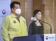손영래 보건복지부 중앙사고수습본부 사회전략반장이 10일 오후 서울 종로구 정부서울청사에서 신종 코로나바이러스 감염증(코로나19) 정례브리핑을 하고 있다.