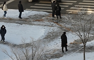 13일 전날 내린 눈으로 세종시 정부세종청사 인근도로 주변이 하얗게 변해버린 거리를 공무원들이 걸어서 출근하고 있다. 