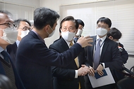 성윤모 산업통상자원부 장관이 14일 울산테크노파크 수소연료전지실증화센터를 방문해 관계자로부터 설명을 듣고 있다.