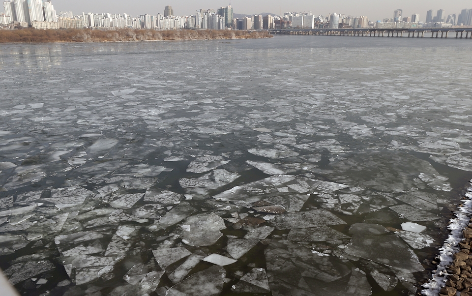 14일 낮 기온이 영상으로 오르면서 서울 서강대교 인근 한강 주변에 얼음이 녹으면서 커다란 얼음 조각들이 떠다니고 있다.