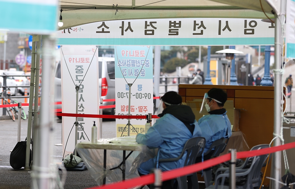 15일 오전 서울역광장에 마련된 코로나19 검사채취관련 임시 선별검사소가 한산한 모습을 보이고 있다. 이날 광장주변 전광판에는 사회적 거리두기를 강조하는 안내문이 띠워져 있다.