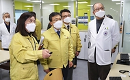 권덕철 보건복지부 장관이 14일 서울 광진구 국립정신건강센터를 찾아 정신질환자에 대한 신종 코로나바이러스 감염증(코로나19) 대응 체계를 점검하고 있다.
