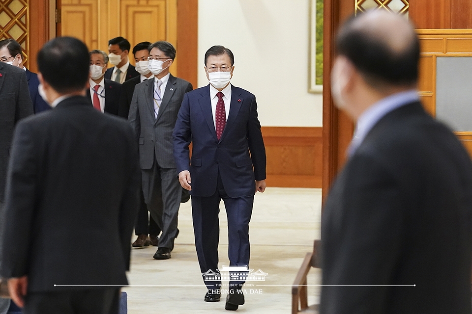 문재인 대통령이 14일 오전 청와대 본관에서 열린 강창일 주일대사 신임장 수여식에 참석하고 있다.
