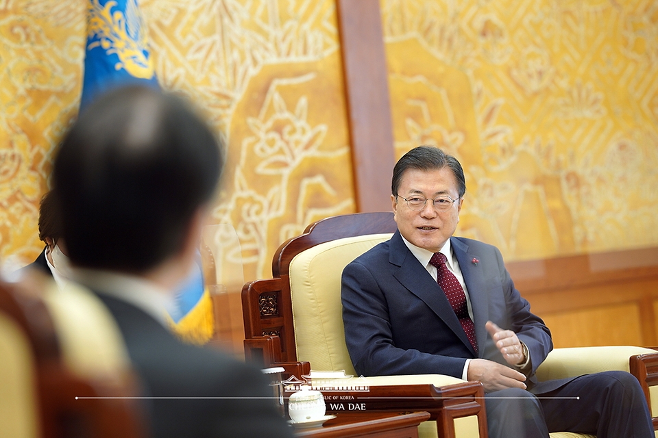 문재인 대통령이 14일 오전 청와대 본관 접견실에서 도미타 코지 주한일본대사를 접견하고 있다.