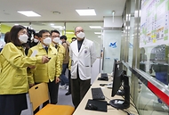 권덕철 보건복지부 장관이 14일 서울 광진구 국립정신건강센터를 찾아 정신질환자에 대한 신종 코로나바이러스 감염증(코로나19) 대응 체계를 점검하고 있다.