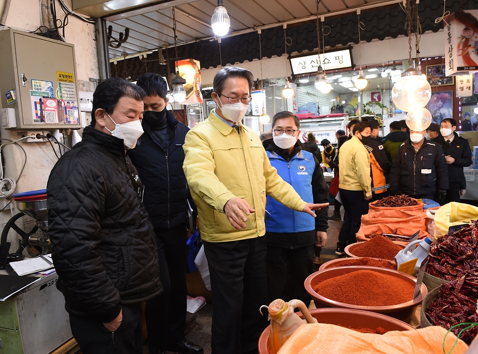 김희겸 재난안전관리본부장은 14일 오후 경기 수원시 팔당구 소재 못골 전통시장을 찾아 코로나19 방역수칙 이행 상황 등을 점검하고 있다.