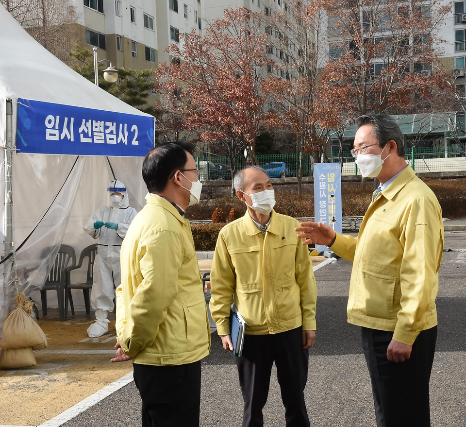 김희겸 재난안전관리본부장은 14일 오후 경기 수원시 보건소를 방문하여 코로나19 백신 전달체계 준비상황 등을 점검하고 있다.