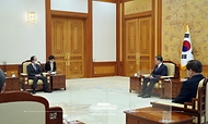 문재인 대통령이 14일 오전 청와대 본관 접견실에서 도미타 코지 주한일본대사를 접견하고 있다.