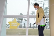박종호 산림청장이 1월 15일 전북 군산시 국립신시도자연휴양림을 찾아 코로나19 예방을 위한 방역 작업을 하고 있다. 