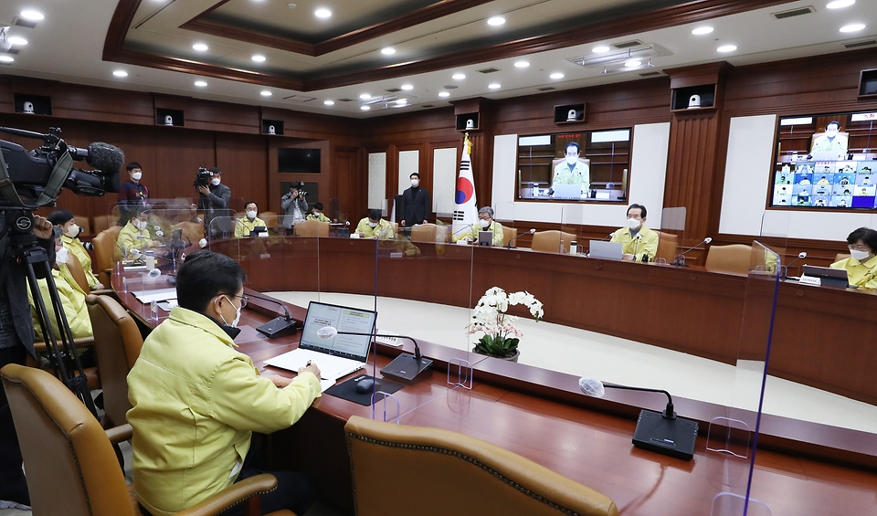 정세균 국무총리가 17일 세종로 정부서울청사에서 열린 코로나19 중앙재난안전대책본부 회의를 주재하고 있다.