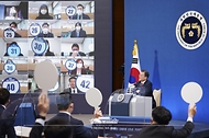 문재인 대통령이 18일 청와대 춘추관에서 열린 신년 기자회견에서 질문자를 선택하고 있다.
