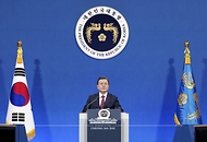 문재인 대통령이 18일 청와대 춘추관에서 열린 신년 기자회견에서 기자의 질문에 답하고 있다.