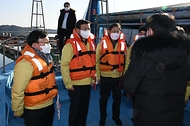 19일 문성혁 해양수산부장관이 충남 서산 천수만 인근 가두리 양식장을 방문해 현장점검을 하고있다.