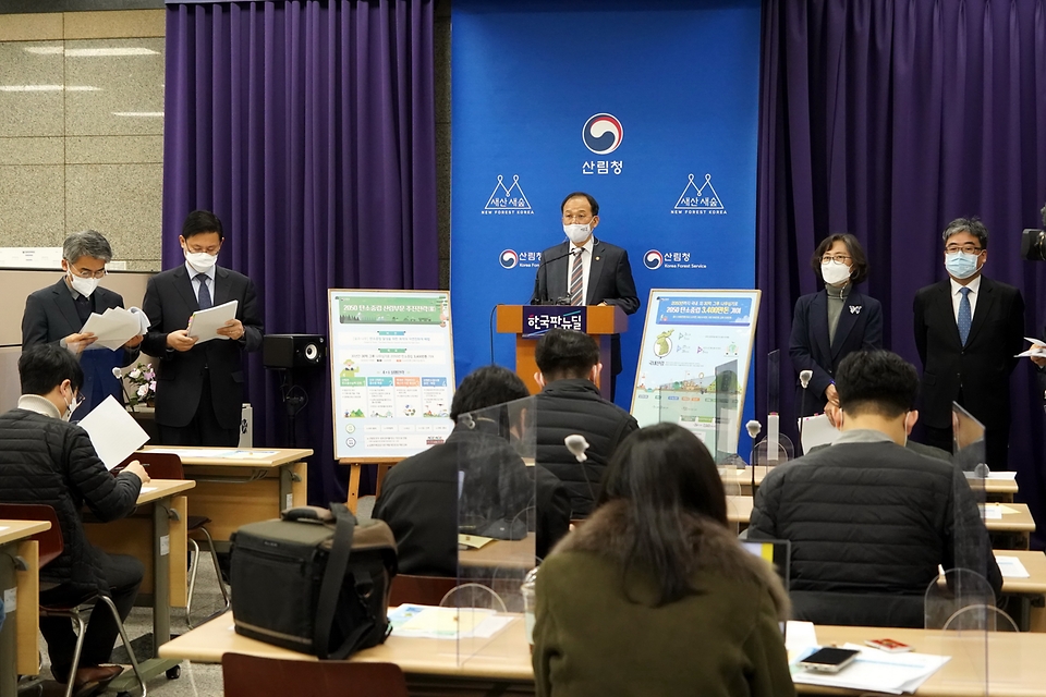 박종호 산림청장이 20일 정부대전청사 기자실에서 ‘2050 탄소중립 달성을 위한 산림부문 추진 전략’을 발표하고 있다.‘2050 탄소중립 산림부문 추진 전략’은 2050년까지 국내·외에 30년간 30억 그루의 나무심기 등을 통해 탄소중립에 3,400만톤 기여하는 것을 목표로 하고 있다.