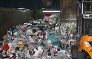 21일 오전 경기도 용인시 용인시재활용센터에서 코로나19관련 비대면 소비 활동으로 많아진 재활용 쓰레기를 분류해서 재활용품으로 정리하는 작업이 이루어지고 있다. 특히 집집마다 스티로폼 박스에 붙은 테이프가 제거되지 않은 채로 분리수거가 되다보니 테이프 제거 작업량도 증가하여 재활용품으로 정리하는 시간이 종전보다 두배 이상 늘어나고 있다. 