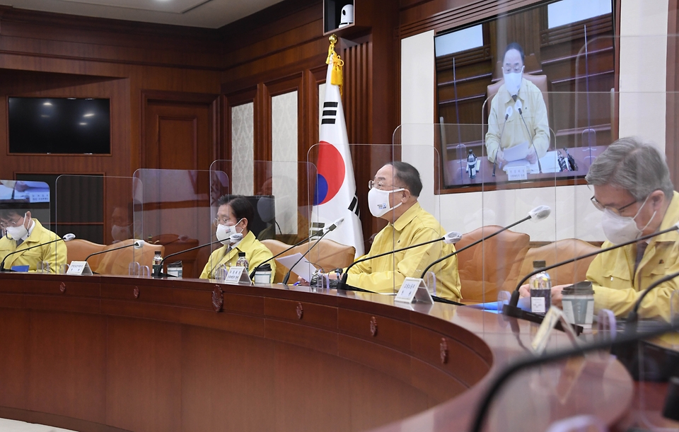 홍남기 경제부총리 겸 기획재정부 장관이 20일 서울 종로구 세종로 정부서울청사에서 열린 비상경제 중앙대책본부 회의에서 발언하고 있다.