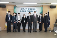 김강립 식품의약품안전처장이 20일 오후 경기도 안양시 동안구 한국의약품안전관리원을 방문하여 관계자들과 기념촬영하고 있다.