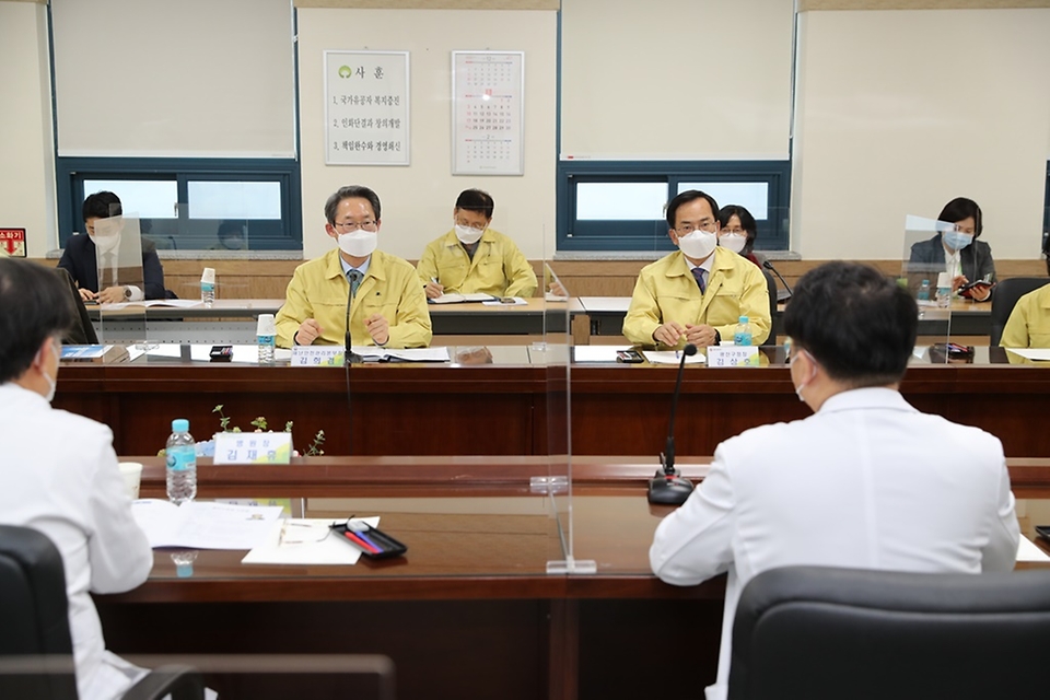 김희겸 행정안전부 재난안전관리본부장이 21일 오후 코로나19 감염 및 확산 방지를 위해 광주보훈병원 대응 현장을 방문해 관계자들에게 격려의 말을 전하고 있다.