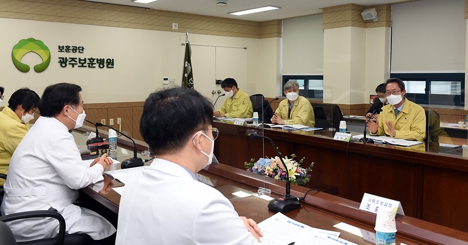 김희겸 행정안전부 재난안전관리본부장이 21일 오후 코로나19 감염 및 확산 방지를 위해 광주보훈병원 대응 현장을 방문해 관계자들에게 예방접종 준비상황에 대한 당부의 말을 전하고 있다.