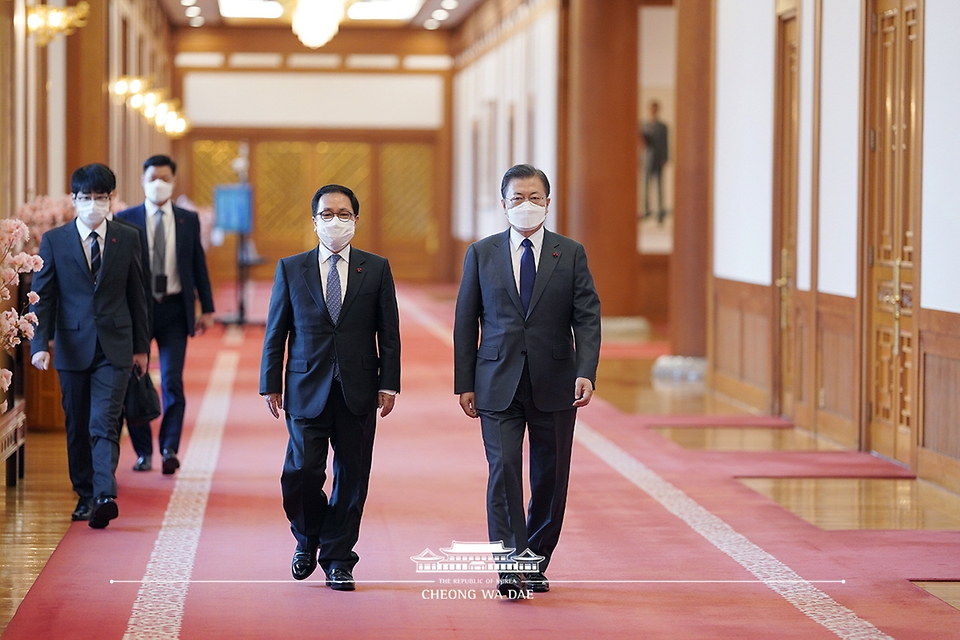 문재인 대통령이 21일 오전 청와대에서 열린 고위공직자범죄수사처장 임명장 수여식에 유영민 비서실장과 함께 참석하고 있다.