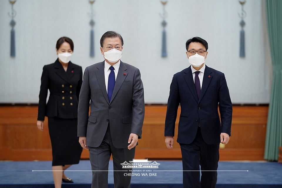 문재인 대통령이 21일 오전 청와대에서 김진욱 초대 고위공직자범죄수사처장에게 임명장을 수여하고 함께 환담장으로 이동하고 있다.