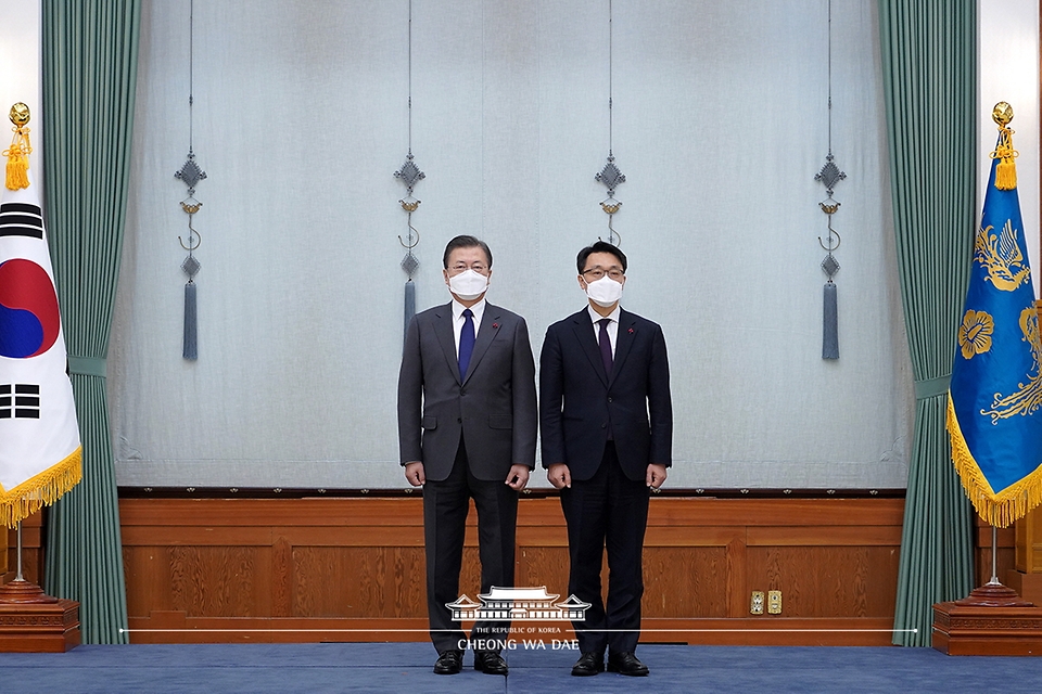 문재인 대통령이 21일 오전 청와대에서 김진욱 초대 고위공직자범죄수사처장에게 임명장을 수여하고 기념사진을 촬영하고 있다.