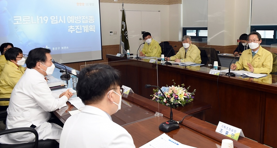 김희겸 행정안전부 재난안전관리본부장이 21일 오후 코로나19 감염 및 확산 방지를 위해 광주보훈병원 대응 현장을 방문해 관계자들에게 격려의의 말을 전하고 있다.