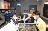 김강립 식품의약품안전처장이 22일 서울 종로구의 한 카페를 방문해 체온을 측정하고 있다. 