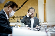 문재인 대통령이 26일 오후 청와대에서 시진핑 중국 국가주석과 통화하고 있다.