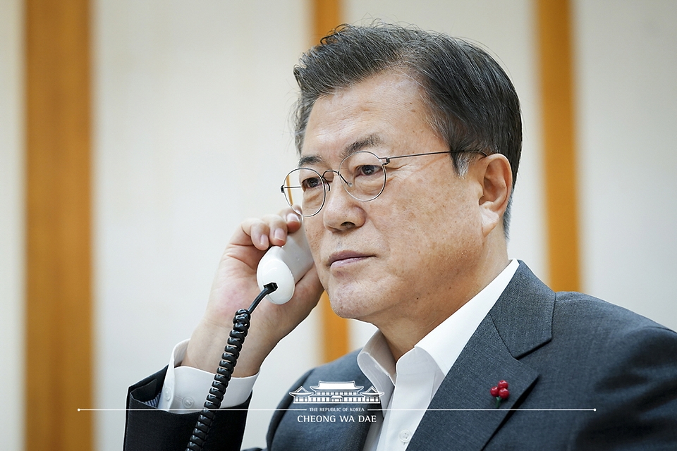 문재인 대통령이 26일 오후 청와대에서 시진핑 중국 국가주석과 통화하고 있다.