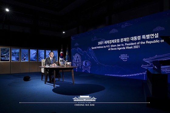 문재인 대통령이 27일 오후 청와대에서 화상으로 열린 2021 세계경제포럼(WEF)에 참석해 한국정상 특별연설을 하고 있다.