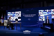 문재인 대통령이 27일 오후 청와대에서 화상으로 열린 2021 세계경제포럼(WEF) 한국정상 특별연설에 참석해 경제일반에 대한 질문에 답하고 있다.