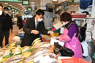 박준영 해양수산부 차관이 설 명절을 앞두고 29일 서울 노량진 수산시장을 방문해 수산물을 직접 구입하고 있다.