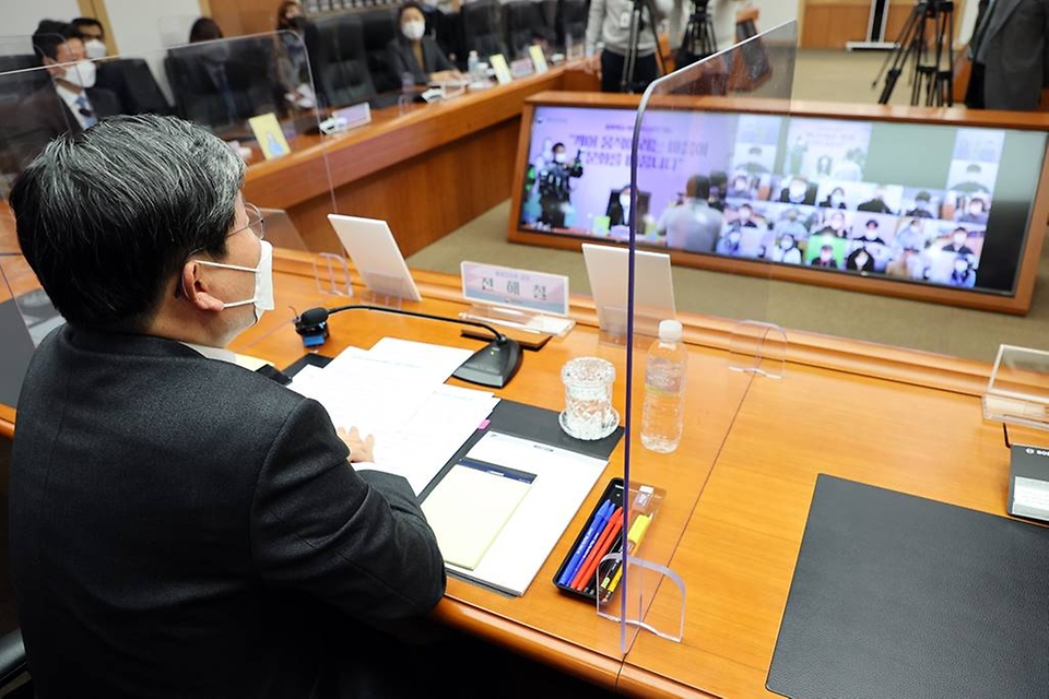 전해철 행정안전부 장관이 2일 오후 서울 정부서울청사에서 열린 ‘정부혁신 어벤져스와의 대화 ’에 참석해 발언하고 있다.