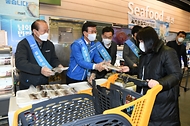 문성혁 해양수산부 장관이 2월 3일 이마트 세종점에서 열린 대한민국 수산대전 ‘설’ 수산물 소비촉진 행사에 참여해 수산물을 직접판매하고 있다.