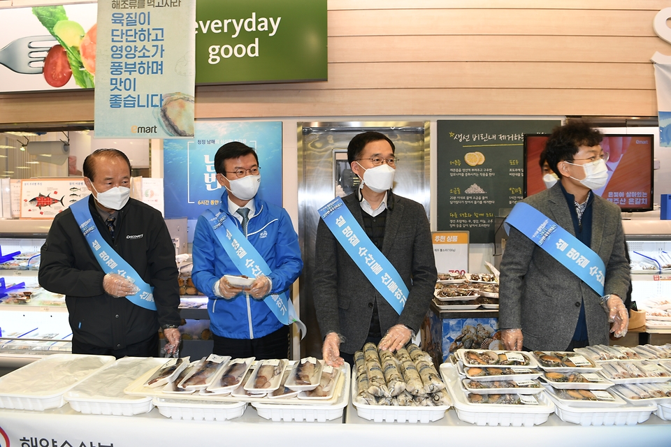 문성혁 해양수산부 장관이 2월 3일 이마트 세종점에서 열린 대한민국 수산대전 ‘설’ 수산물 소비촉진 행사에 참여해 수산물을 직접판매하고 있다.