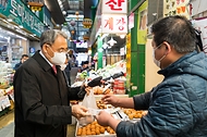 모종화 병무청장이 설명절을 앞둔 3일 대전 서구 전통시장인 도마큰시장을 방문해 온누리 상품권으로 장을 보며 코로나19로 어려움을 겪고 있는 상인을 격려하고 있다.