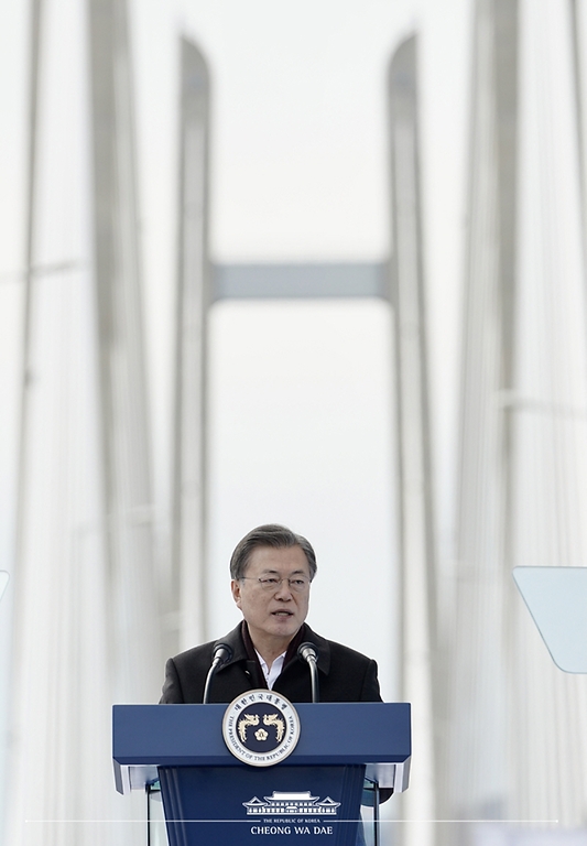 문재인 대통령이 5일 오후 전남 신안군 임자2대교에서 열린 ‘세계 최대 해상풍력단지 48조 투자협약식’에 참석해 발언하고 있다.