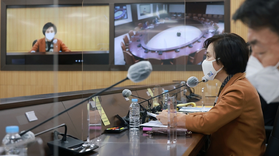 유은혜 사회부총리 겸 교육부 장관이 9일 정부세종청사 영상회의실에서 열린 서울-세종 영상 사회관계장관회의에서 모두발언을 하고 있다.