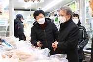 권칠승 중소벤처기업부 장관이 8일 대전 서구 소재 한민시장을 방문, 설맞이 장보기를 하고있다. 
