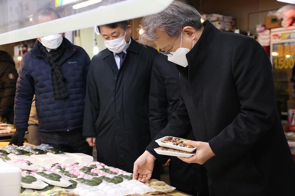 권칠승 중소벤처기업부 장관이 8일 대전 서구 소재 한민시장을 방문, 설맞이 장보기를 하고있다.